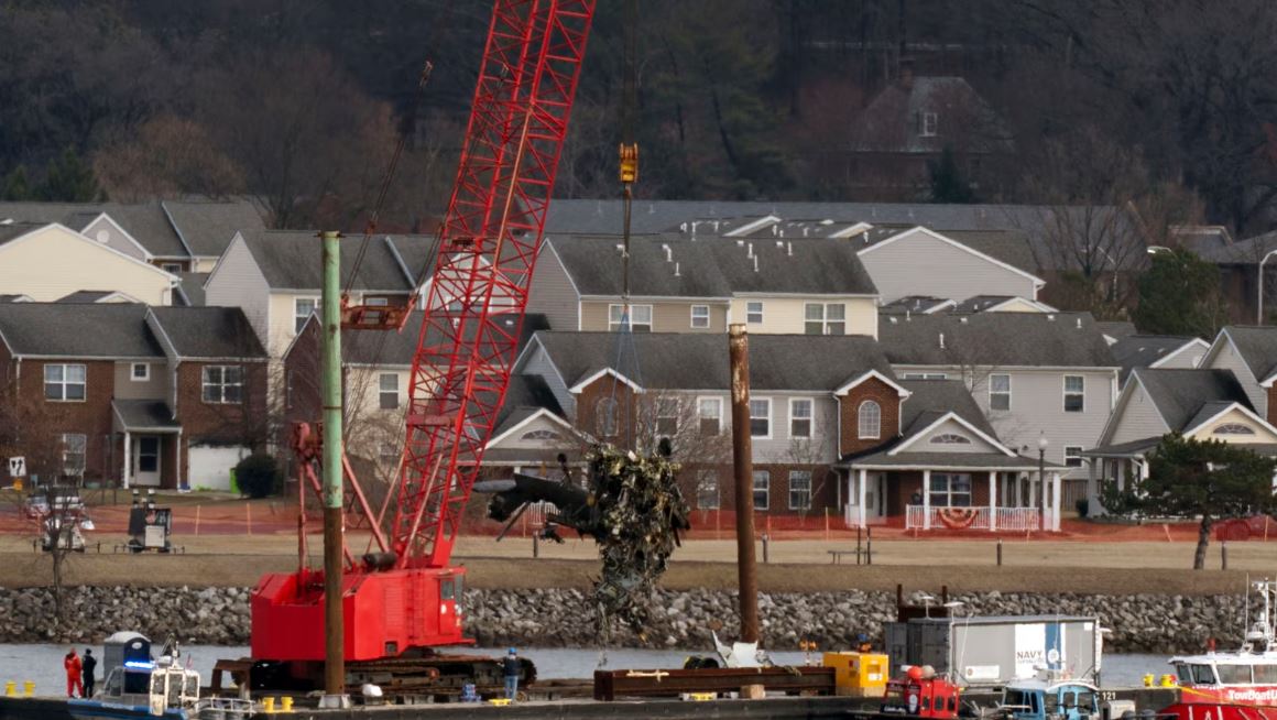 Los equipos de rescate y salvamento recuperan una parte de un helicóptero Black Hawk del ejército que chocó en el aire con un avión de American Airlines, el jueves 6 de febrero de 2025, en Arlington, Virginia.