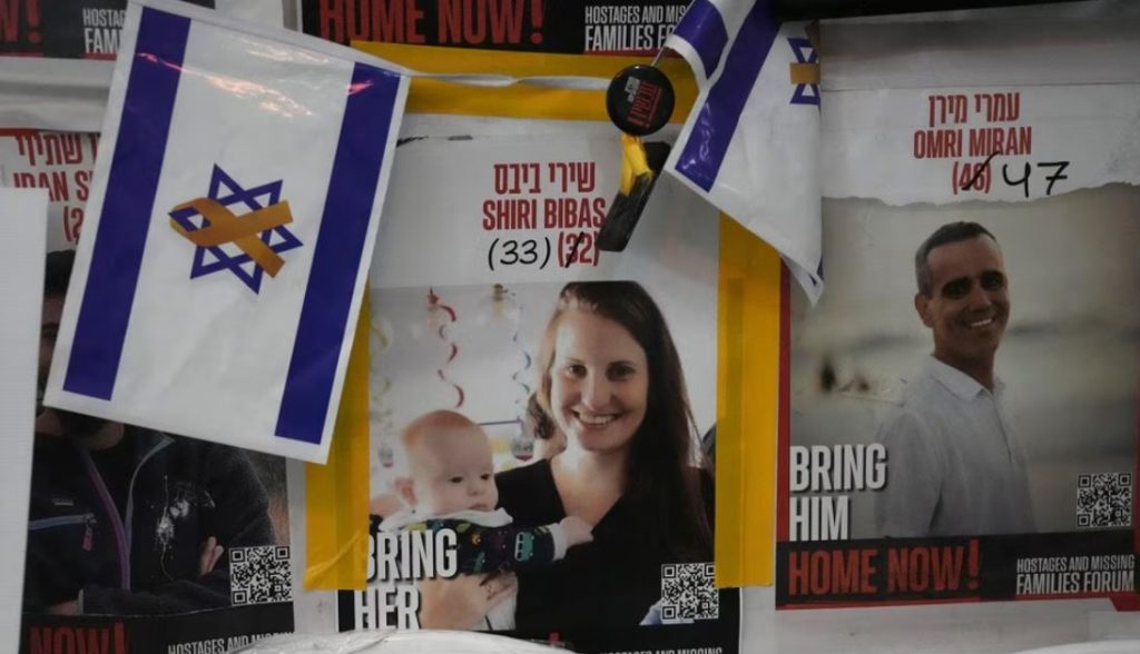 Un cartel muestra a Shiri Bibas, quien fue secuestrada en Gaza con su esposo y sus dos hijos pequeños el 7 de octubre de 2023, en Jerusalén, el 21 de febrero de 2025.