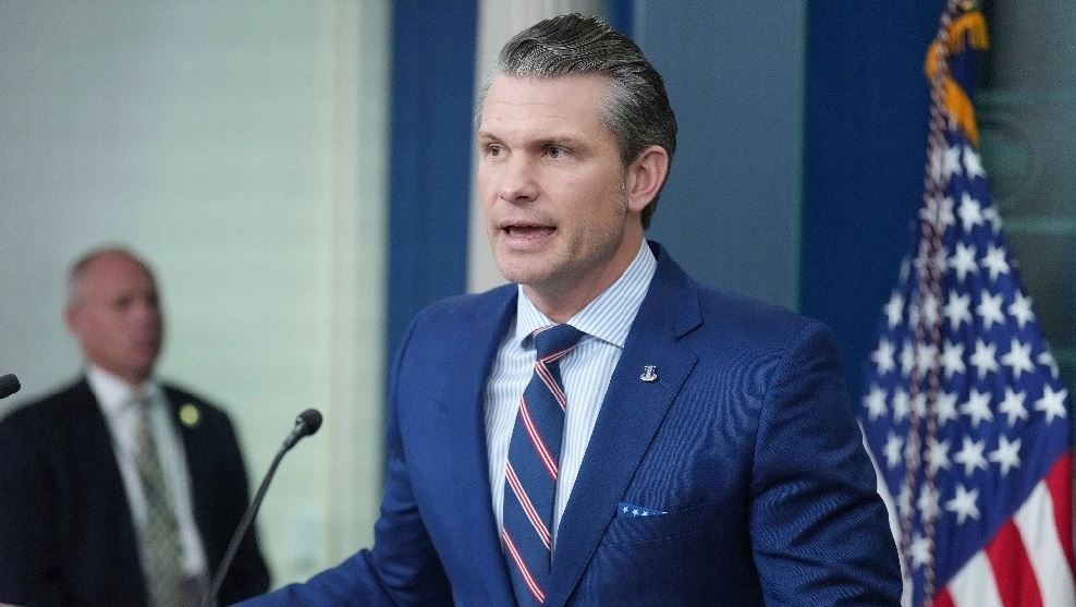 El secretario de Defensa de EEUU, Pete Hegseth, espera al ministro de Defensa de Arabia Saudita, el príncipe Khalid bin Salman, en el Pentágono en Washington, el 24 de febrero de 2025.