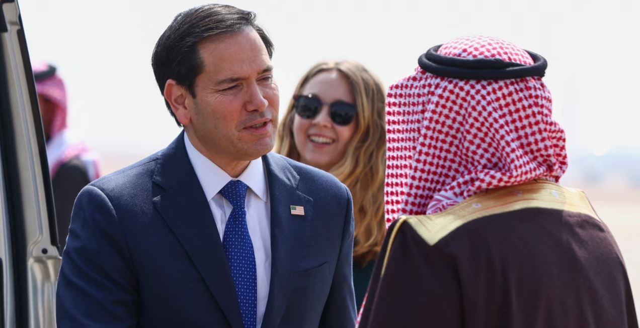 El Secretario de Estado de Estados Unidos, Marco Rubio, es recibido por el Viceministro de Asuntos de Protocolo de Arabia Saudita, Abdulmajeed al-Smari, a su llegada al Aeropuerto Internacional Rey Khalid en Riad el 17 de febrero de 2025.