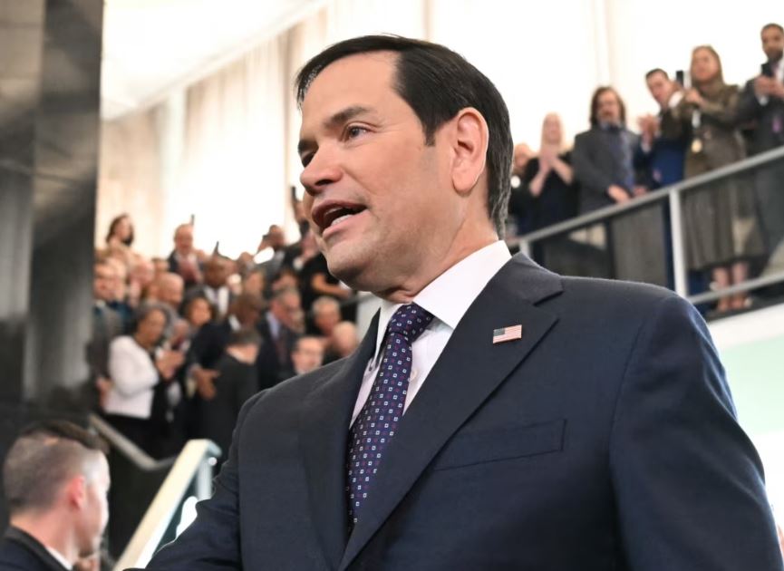 El secretario de Estado de Estados Unidos, Marco Rubio, saluda a los empleados a su llegada al Departamento de Estado en Washington, DC, el 21 de enero de 2025.