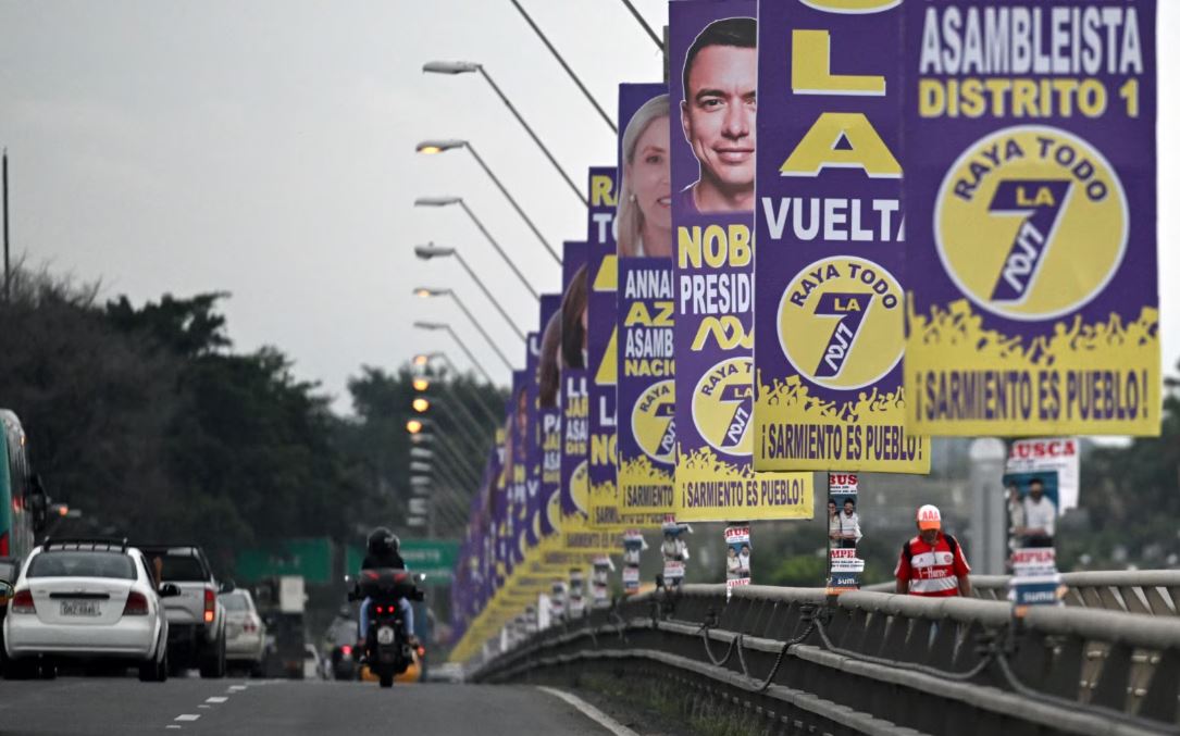 Los vehículos pasan por un puente decorado con propaganda electoral del presidente y candidato presidencial de Ecuador, Daniel Noboa, en Guayaquil, Ecuador, el 7 de febrero de 2025.