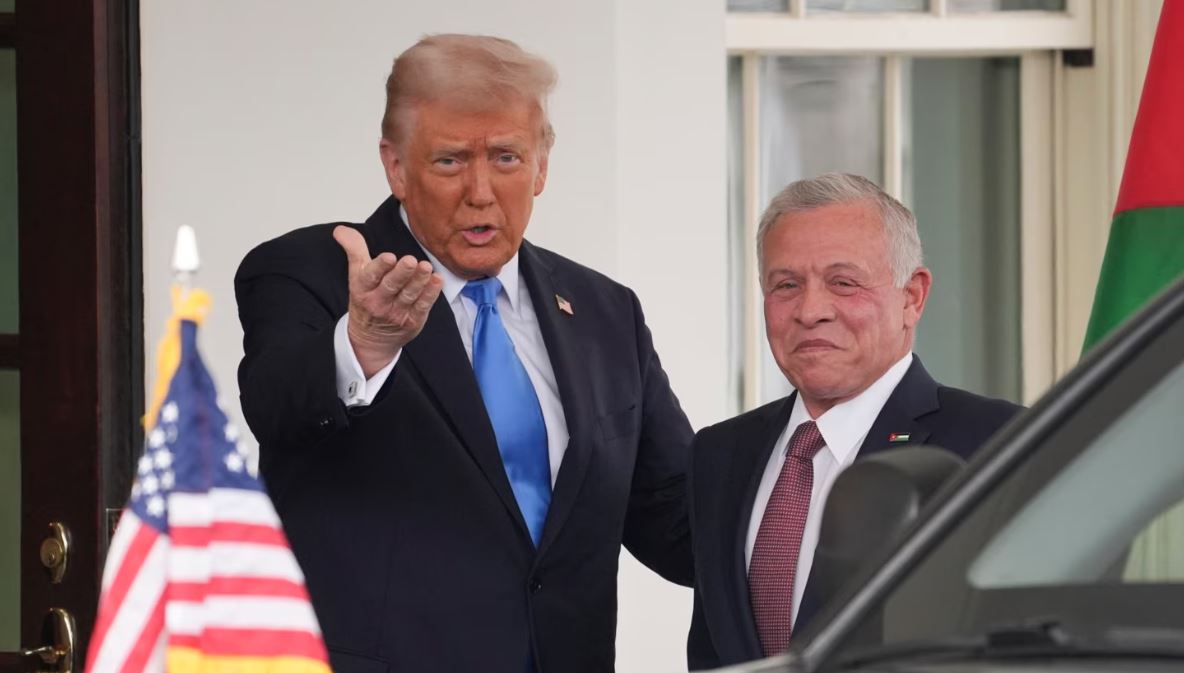 El presidente Donald Trump saluda al rey Abdullah II de Jordania en la Casa Blanca, el martes 11 de febrero de 2025, en Washington.