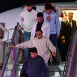 Migrantes venezolanos llegan en un vuelo de deportación desde Estados Unidos al aeropuerto internacional Simón Bolívar de Maiquetía, el lunes 10 de febrero de 2025.