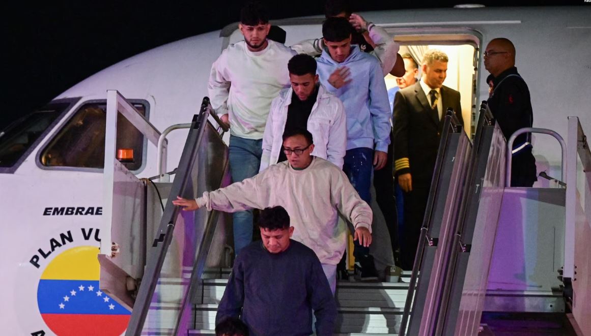 Migrantes venezolanos llegan en un vuelo de deportación desde Estados Unidos al aeropuerto internacional Simón Bolívar de Maiquetía, el lunes 10 de febrero de 2025.