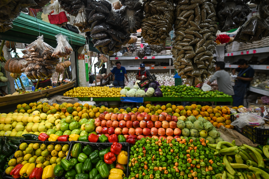 Un puesto con frutas y vegetales en un mercado de Cancún, México, el 16 de diciembre de 2023.