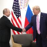Putin y Trump saludándose.