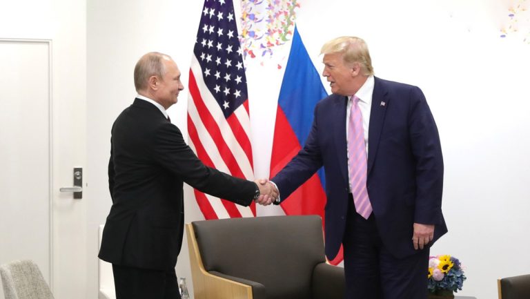 Putin y Trump saludándose.