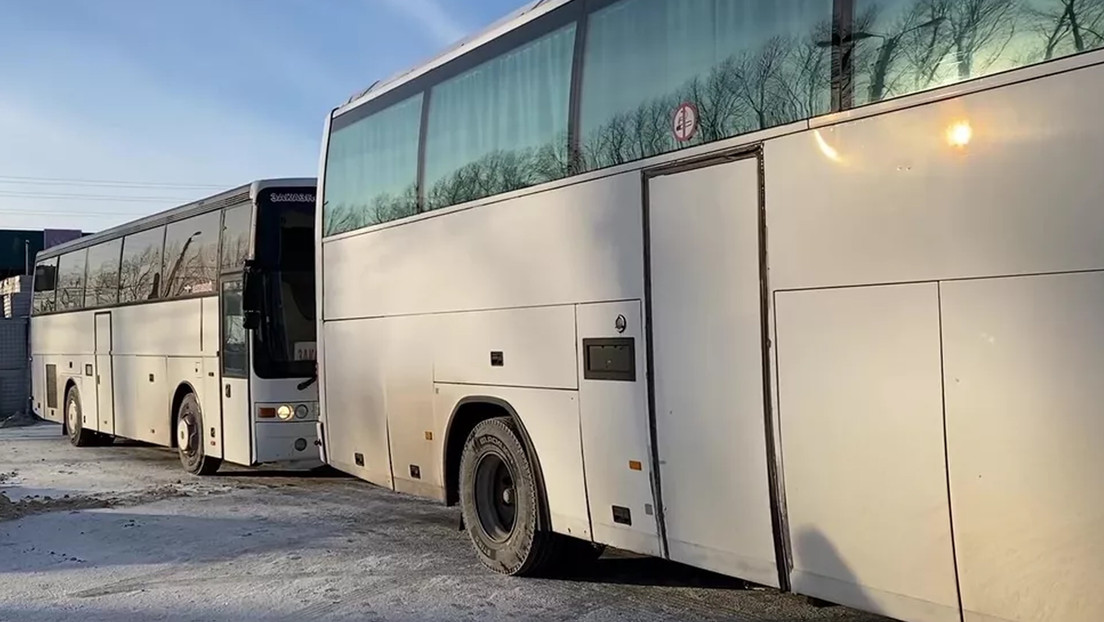 Buses con prisioneros ucranianos.