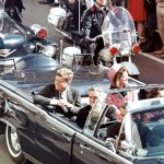 El presidente estadounidense John F. Kennedy en la limusina minutos antes de ser asesinado en Dallas el 22 de noviembre de 1963.