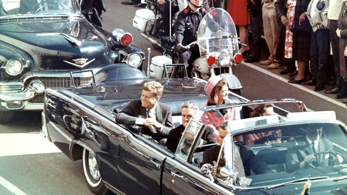 El presidente estadounidense John F. Kennedy en la limusina minutos antes de ser asesinado en Dallas el 22 de noviembre de 1963.