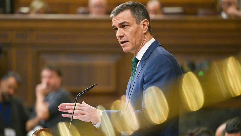 Pedro Sánchez habla durante la sesión plenaria del Parlamento. 26 de marzo de 2025