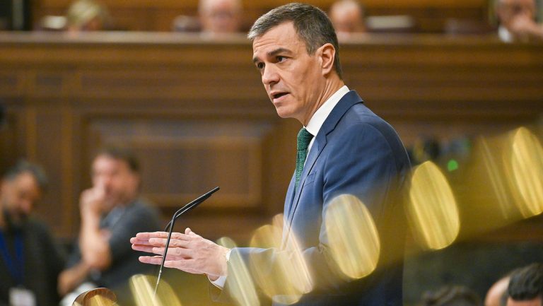 Pedro Sánchez habla durante la sesión plenaria del Parlamento. 26 de marzo de 2025