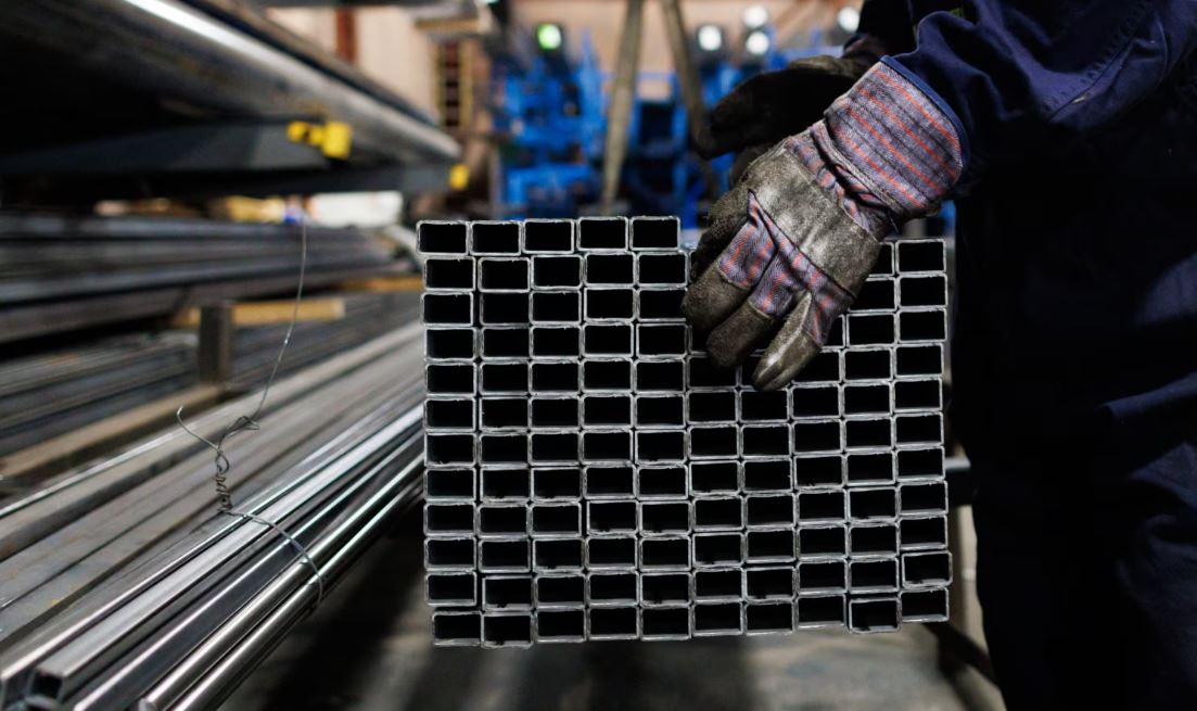 Un trabajador mueve productos de acero en North York Iron, un proveedor de acero en Toronto, Ontario, Canadá, el 11 de febrero de 2025.