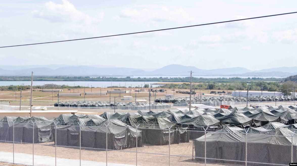 ARCHIVO - Tiendas de campaña recién erigidas para migrantes detenidos se ven en la Estación Naval de la Bahía de Guantánamo de Estados Unidos en la Bahía de Guantánamo, Cuba, el 21 de febrero de 2025.