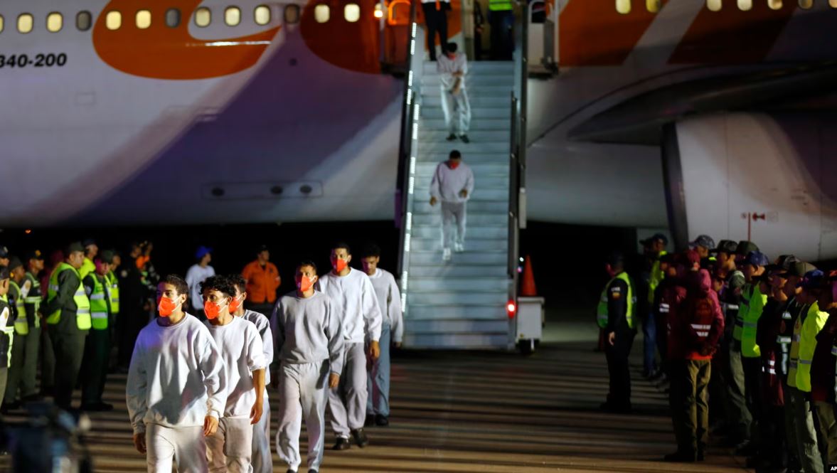 ARCHIVO - Migrantes venezolanos deportados de Estados Unidos llegan al Aeropuerto Internacional Simón Bolívar en Maiquetía, Venezuela, el jueves 20 de febrero de 2025.