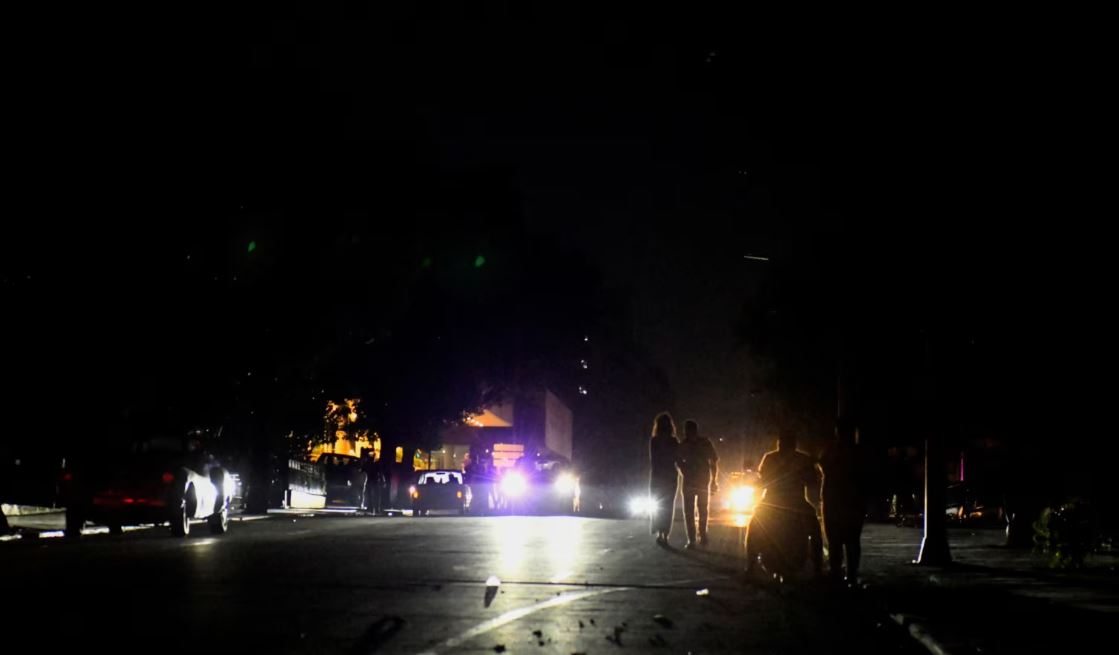 La gente camina por la calle durante un colapso de la red eléctrica nacional, en La Habana, Cuba, el 14 de marzo de 2025.