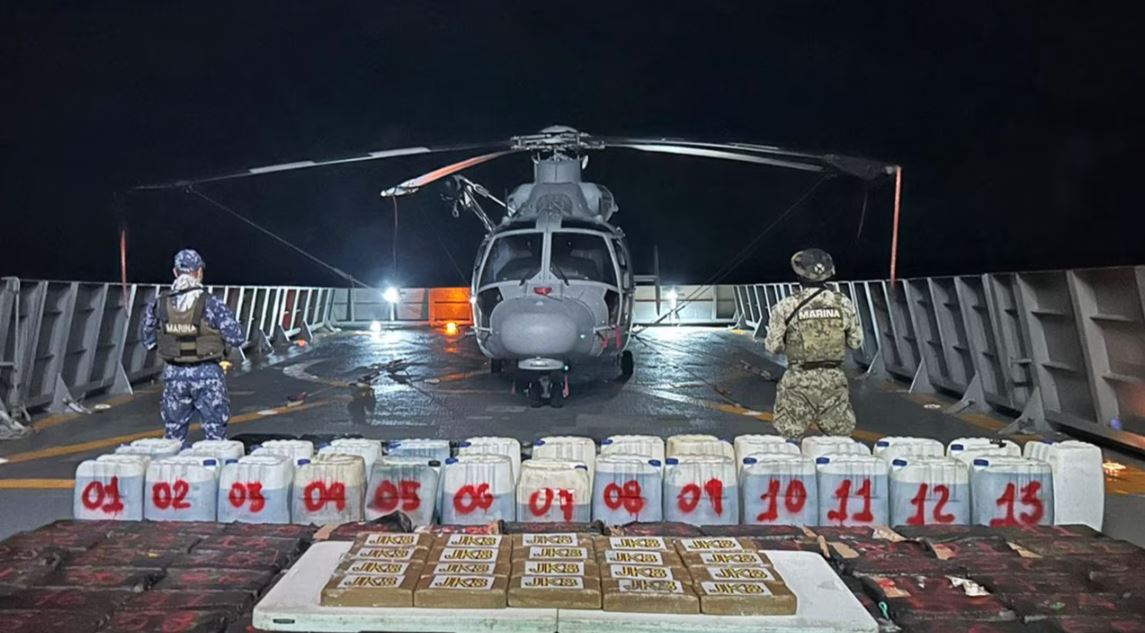 Una fotografía difundida el 19 de octubre de 2024 por la Armada de México muestra a soldados posando con paquetes de narcóticos decomisados tras interceptar seis embarcaciones pequeñas al suroeste del puerto de Lázaro Cárdenas, frente a la costa del estado de Michoacán, México.