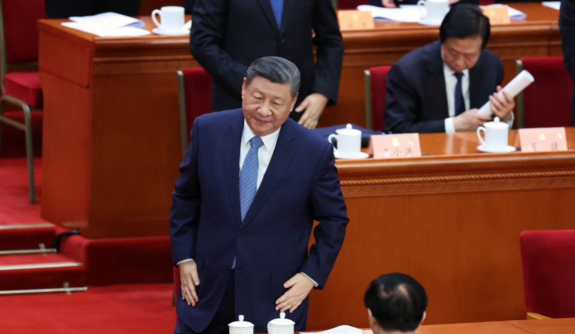 El presidente chino, Xi Jinping, se retira al final de la sesión inaugural de la Conferencia Consultiva Política del Pueblo Chino (CCPPCh) en el Gran Palacio del Pueblo en Beijing, China, el 4 de marzo de 2025.