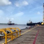 ARCHIVO - Buques que transportan suministros para una plataforma petrolera en alta mar operada por Exxon Mobil se ven en el muelle de Guyana Shore Base Inc en el río Demerara, al sur de Georgetown, Guyana, el 23 de enero de 2020. REUTERS/Luc Cohen.