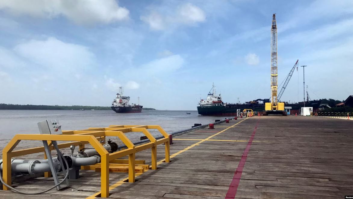 ARCHIVO - Buques que transportan suministros para una plataforma petrolera en alta mar operada por Exxon Mobil se ven en el muelle de Guyana Shore Base Inc en el río Demerara, al sur de Georgetown, Guyana, el 23 de enero de 2020. REUTERS/Luc Cohen.