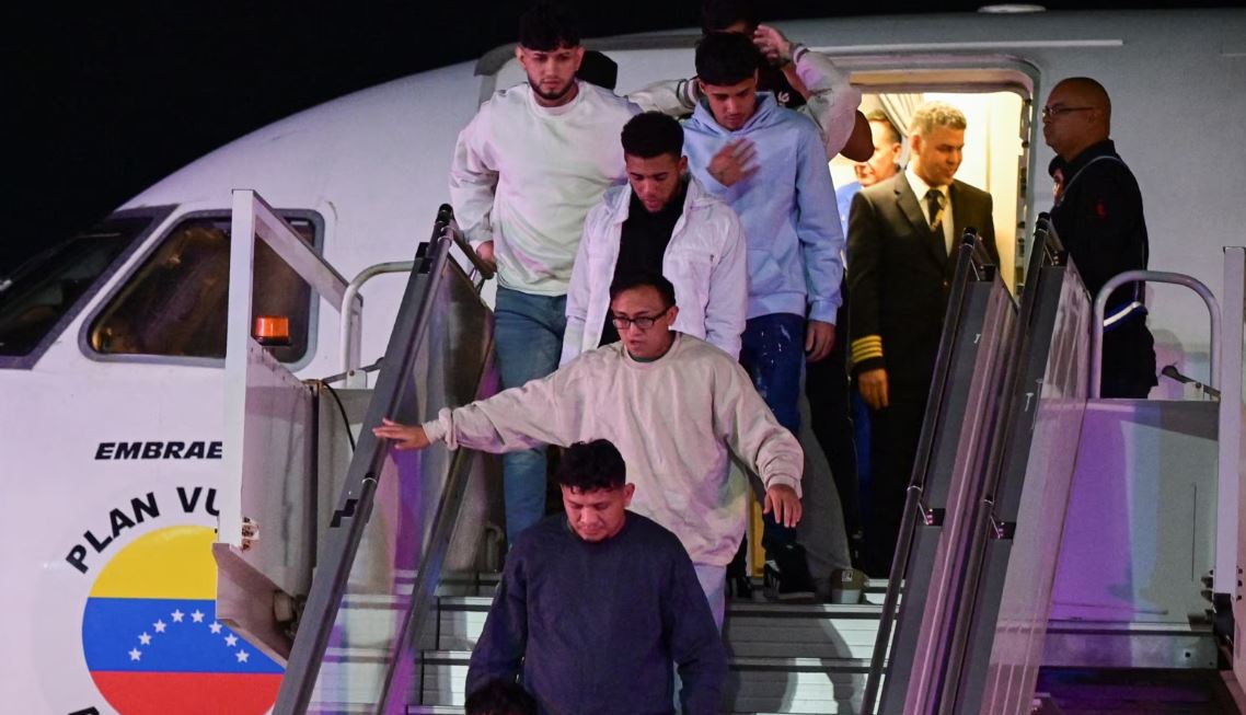 Migrantes venezolanos llegan en un vuelo de deportación desde Estados Unidos al aeropuerto internacional Simón Bolívar de Maiquetía, el 10 de febrero de 2025.