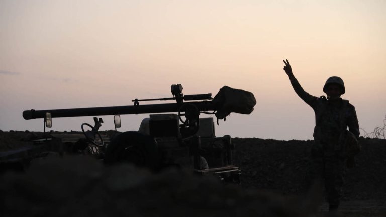 Un soldado iraní participa en los ejercicios militares.