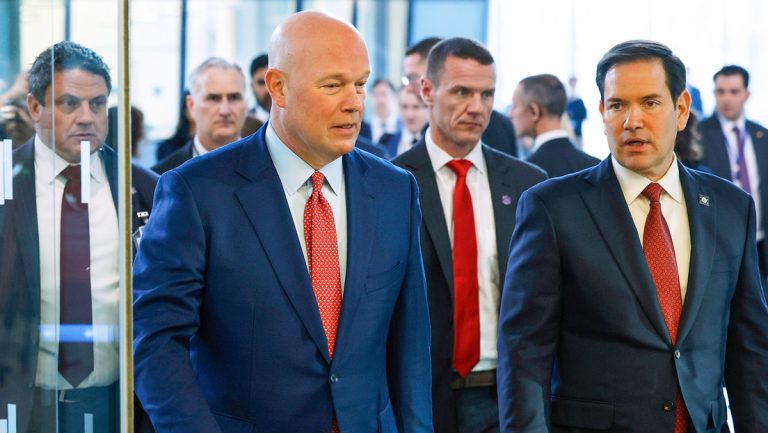 Embajador de EE.UU. ante la OTAN, Matthew Whitaker, y el secretario de Estado de EE.UU., Marco Rubio, en la sede de la OTAN en Bruselas, Bélgica, 4 de abril de 2025.