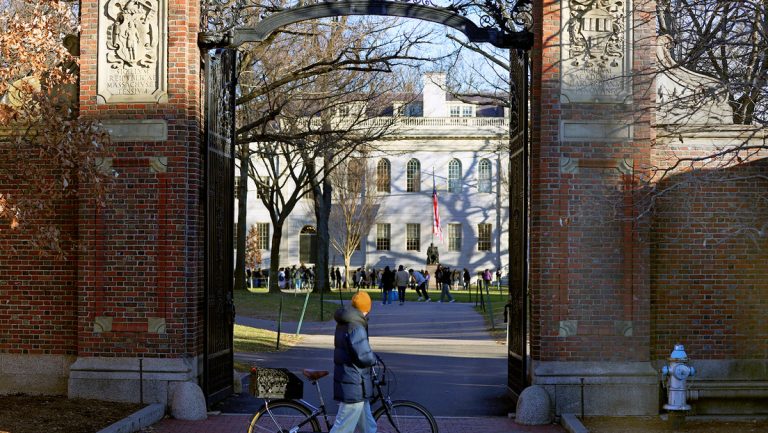 Una de las entradas a Harvard.