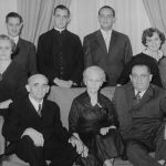 El Papa Francisco (arriba, al centro) junto con su familia cuando era sacerdote.