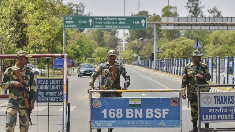 Soldados indios de la Fuerza de Seguridad Fronteriza montan guardia en la barricada de la carretera que conduce a la frontera Attari-Wagah en el lado indio, cerca de Amritsar, el 24 de abril de 2025.