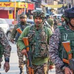 Fuerzas de seguridad desplegadas junto al hospital donde fueron ingresados turistas heridos en el atentado en Jammu y Cachemira, el 23 de abril de 2025.