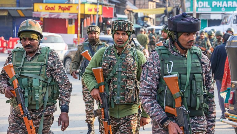 Fuerzas de seguridad desplegadas junto al hospital donde fueron ingresados turistas heridos en el atentado en Jammu y Cachemira, el 23 de abril de 2025.