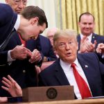 El por entoncesasesor principal del presidente Jared Kushner se inclina para hablar con el presidente de Estados Unidos, Donald Trump en el Despacho Oval, el 21 de diciembre de 2018.