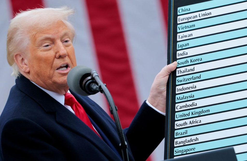 Donald Trump mostrando la tabla de los aranceles.