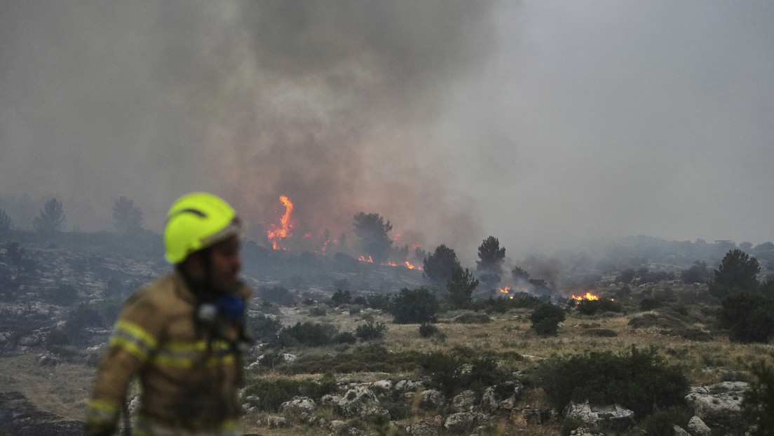 Un bombero trabaja mientras un incendio forestal arde cerca de Latrun, Israel, el 30 de abril de 2025.