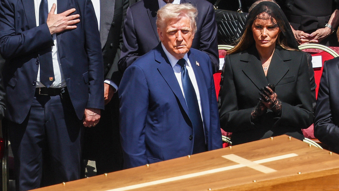 Donald Trump y su esposa Melania durante el funeral del papa Francisco, en la Plaza San Pedro, en el Vaticano, el 26 de abril de 2025.
