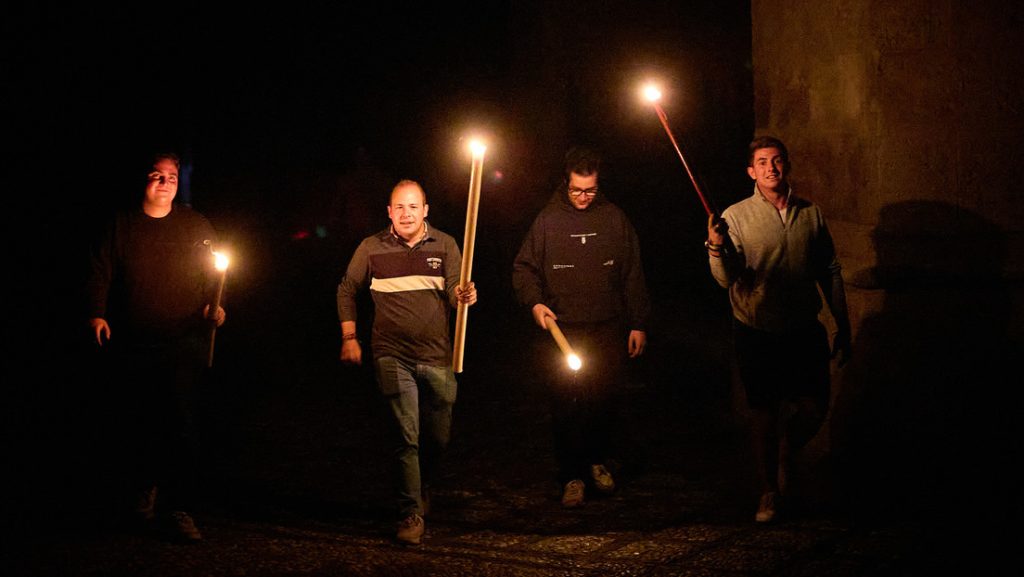 Un grupo de personas camina por la calle con velas durante el apagón que afectó a toda España. Granada, 28 de abril de 2025.