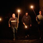 Un grupo de personas camina por la calle con velas durante el apagón que afectó a toda España. Granada, 28 de abril de 2025.