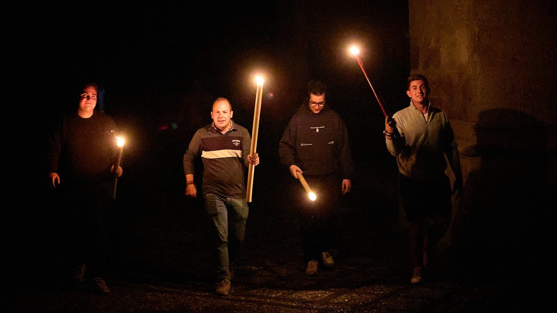 Un grupo de personas camina por la calle con velas durante el apagón que afectó a toda España. Granada, 28 de abril de 2025.