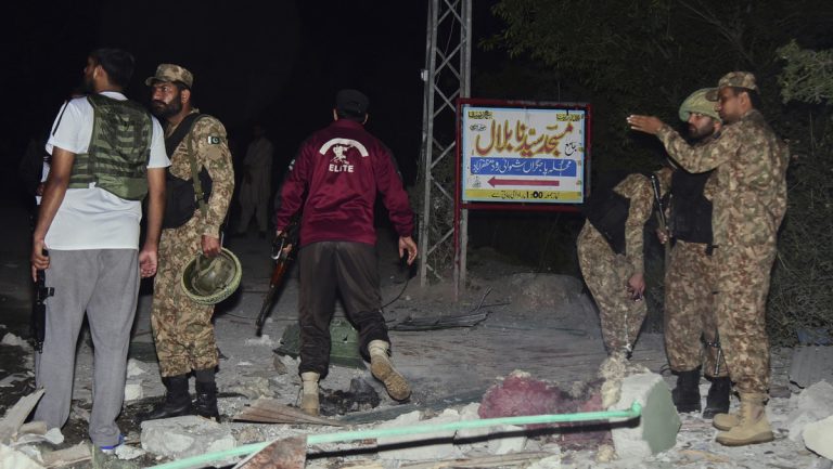 Soldados del Ejército pakistaní examinan un edificio dañado cerca de Muzaffarabad, el 7 de mayo de 2025.