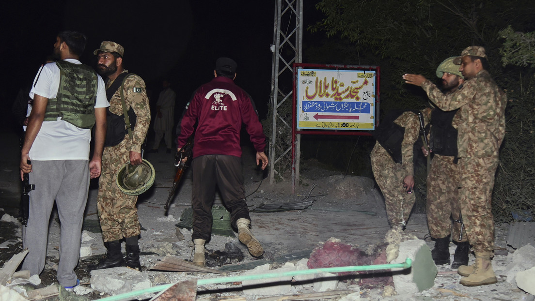 Soldados del Ejército pakistaní examinan un edificio dañado cerca de Muzaffarabad, el 7 de mayo de 2025.