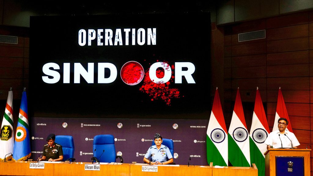 El secretario de Relaciones Exteriores de la India, Vikram Misri, abajo a la derecha, en una conferencia de prensa en Nueva Delhi después de que su país iniciara la Operación Sindoor.