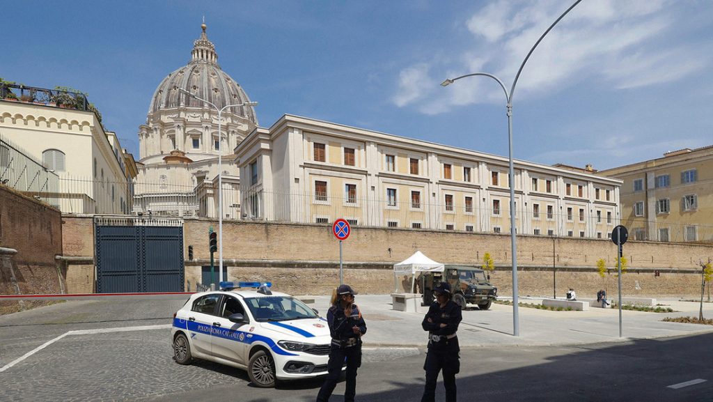 La Casa de Santa Marta, en el Vaticano, donde residen los cardenales participantes en el cónclave para elegir nuevo papa. 21 de abril de 2025.