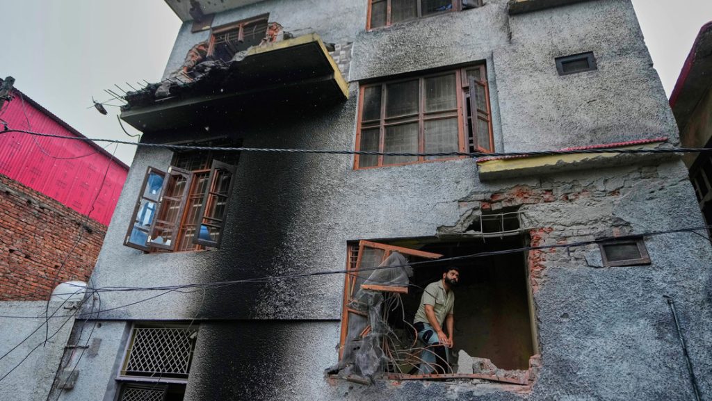Edificio residencial destruido por fuego de artillería pakistaní en Poonch, sobre la línea de control en la parte de Cachemira bajo dominio indio, 8 de mayo de 2025.