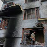 Edificio residencial destruido por fuego de artillería pakistaní en Poonch, sobre la línea de control en la parte de Cachemira bajo dominio indio, 8 de mayo de 2025.