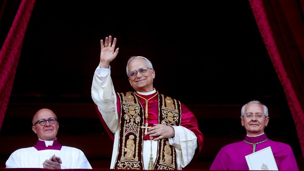 El papa León XIV saluda a los fieles congregados en la Plaza de San Pedro, Vaticano, el 8 de mayo de 2025.