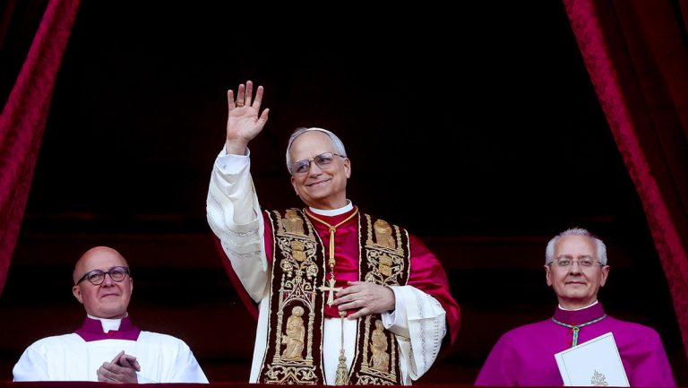 El papa León XIV saluda a los fieles congregados en la Plaza de San Pedro, Vaticano, el 8 de mayo de 2025.