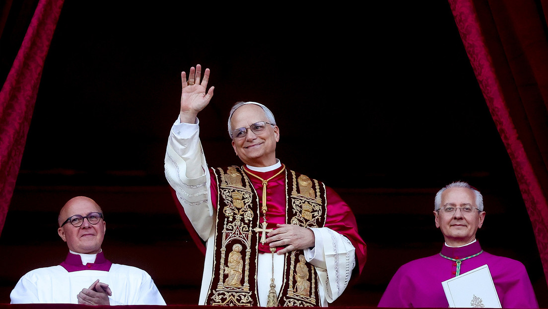 El papa León XIV saluda a los fieles congregados en la Plaza de San Pedro, Vaticano, el 8 de mayo de 2025.