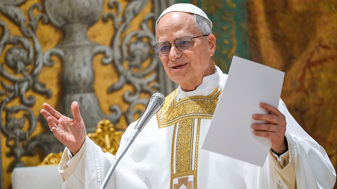 El recién elegido nuevo papa León XIV celebrado su primera misa como pontífice. Capilla Sixtina, Ciudad del Vaticano, 9 de mayo de 2025.